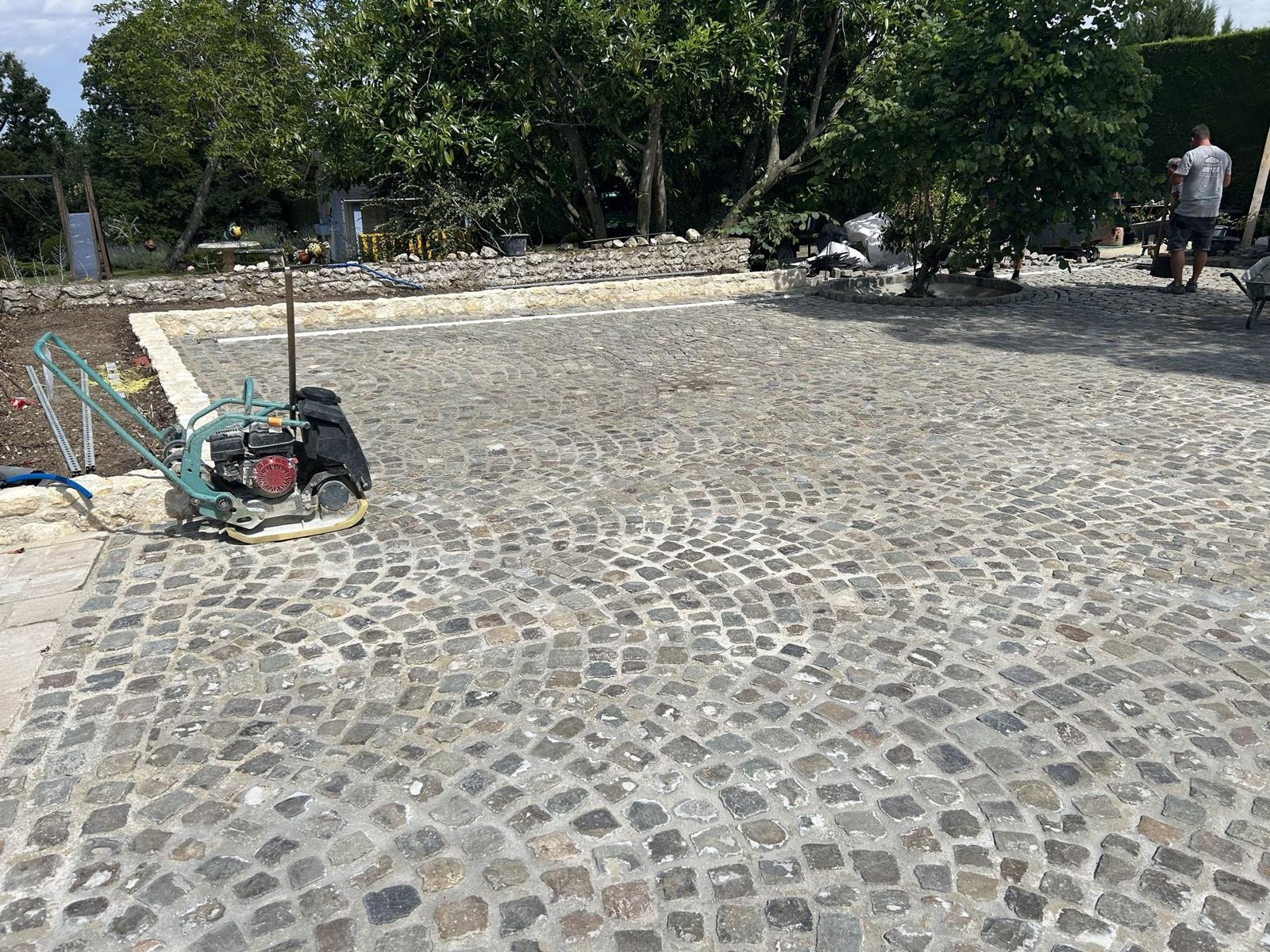Dziedziniec z kostki granitowej — Realizacja we Francji